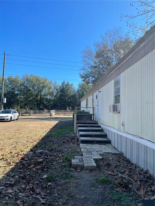 For Sale: $149,999 (2 beds, 2 baths, 924 Square Feet)