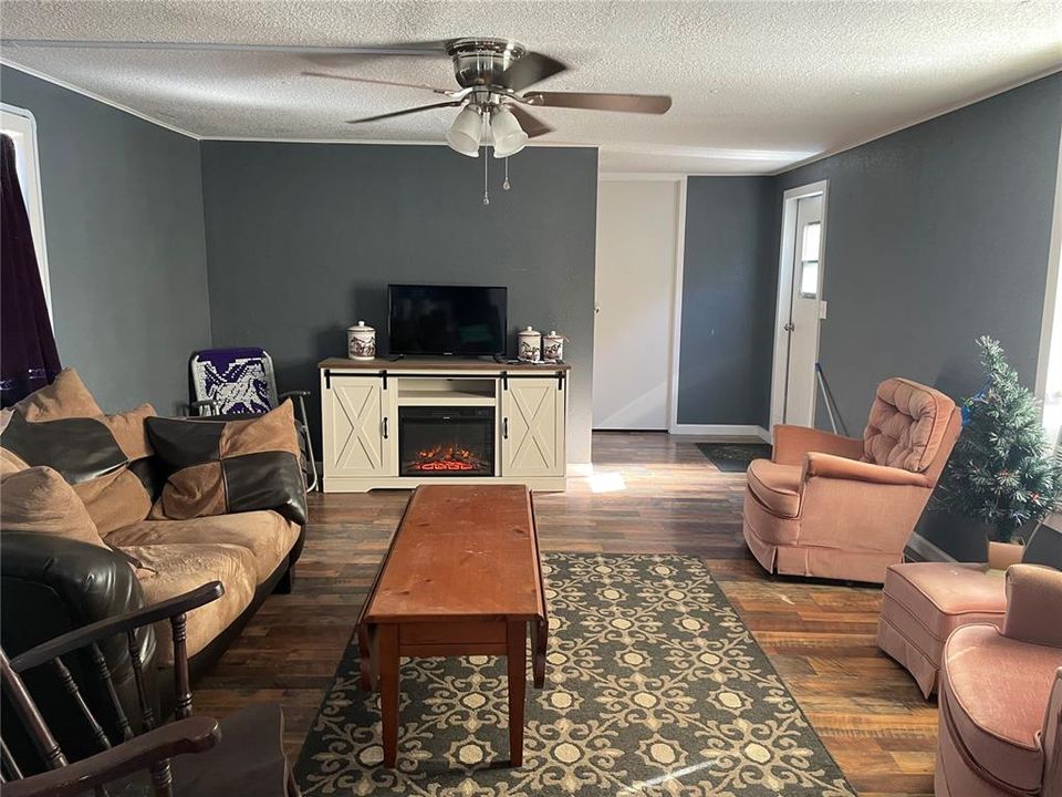 For Sale: $149,999 (2 beds, 2 baths, 924 Square Feet)