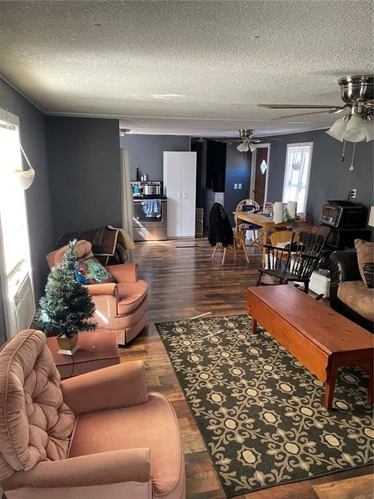 For Sale: $149,999 (2 beds, 2 baths, 924 Square Feet)