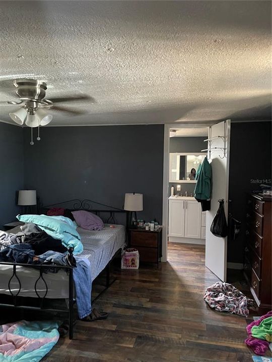 For Sale: $149,999 (2 beds, 2 baths, 924 Square Feet)