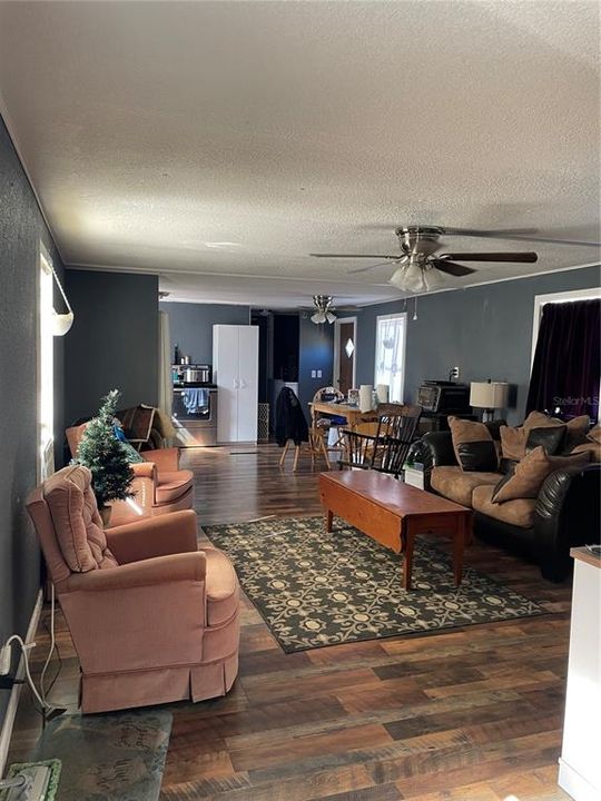 For Sale: $149,999 (2 beds, 2 baths, 924 Square Feet)