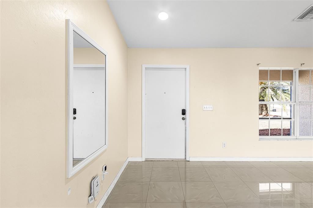 Activo con contrato: $280,000 (3 camas, 2 baños, 1574 Pies cuadrados)