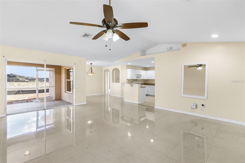 Activo con contrato: $280,000 (3 camas, 2 baños, 1574 Pies cuadrados)