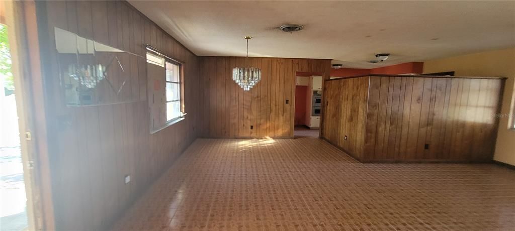 Activo con contrato: $269,000 (3 camas, 2 baños, 1576 Pies cuadrados)