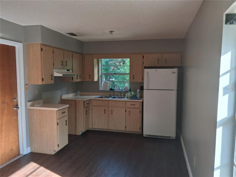 For Sale: $210,000 (3 beds, 1 baths, 1028 Square Feet)