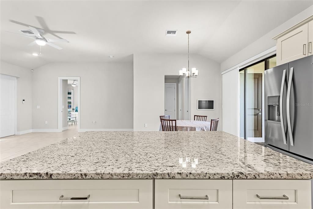 Activo con contrato: $389,900 (4 camas, 2 baños, 1696 Pies cuadrados)
