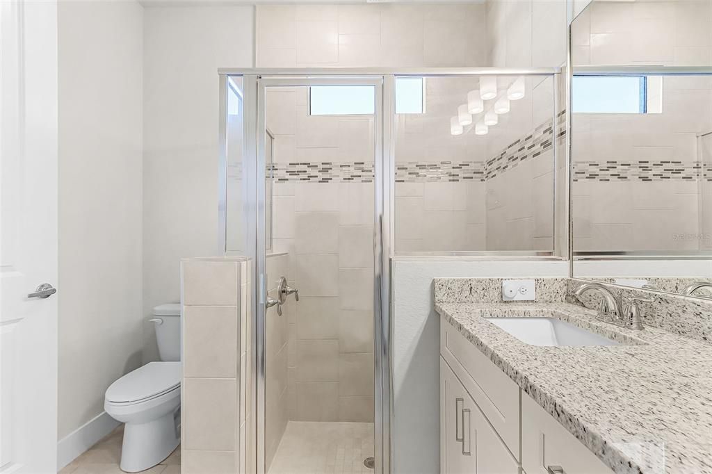 Activo con contrato: $389,900 (4 camas, 2 baños, 1696 Pies cuadrados)