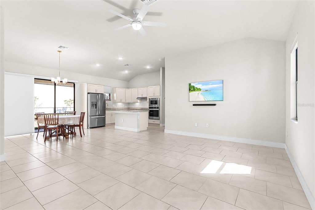 Activo con contrato: $389,900 (4 camas, 2 baños, 1696 Pies cuadrados)