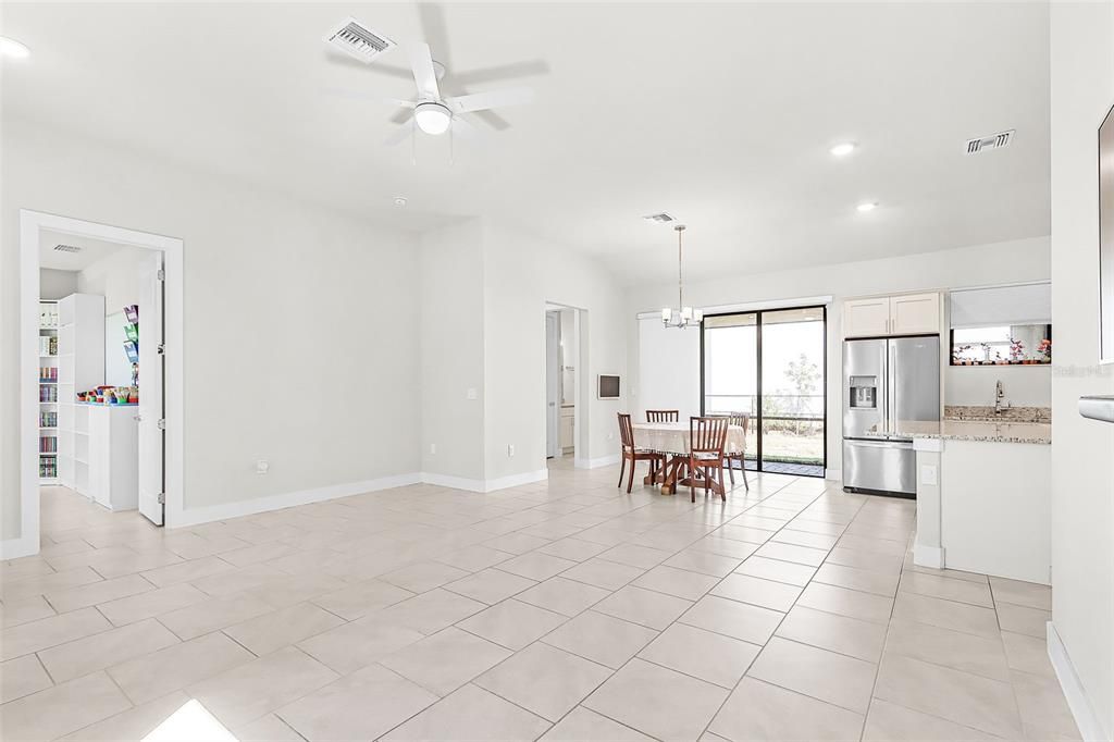 Activo con contrato: $389,900 (4 camas, 2 baños, 1696 Pies cuadrados)