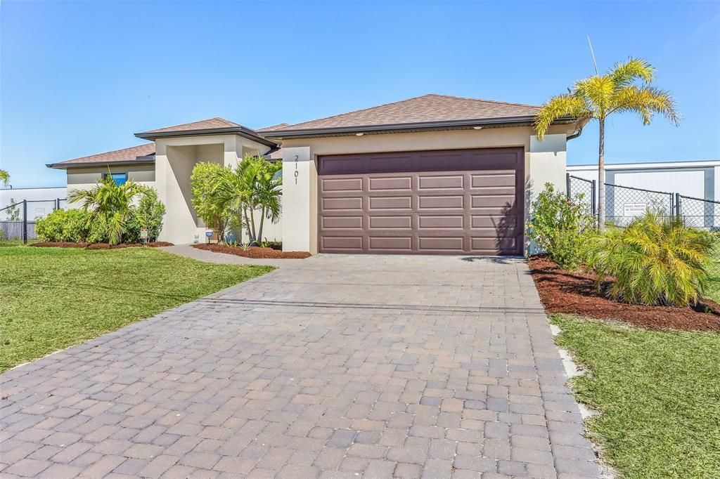 Activo con contrato: $389,900 (4 camas, 2 baños, 1696 Pies cuadrados)