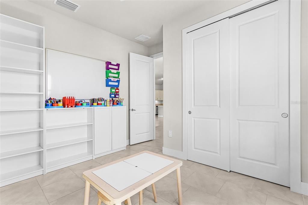 Activo con contrato: $389,900 (4 camas, 2 baños, 1696 Pies cuadrados)
