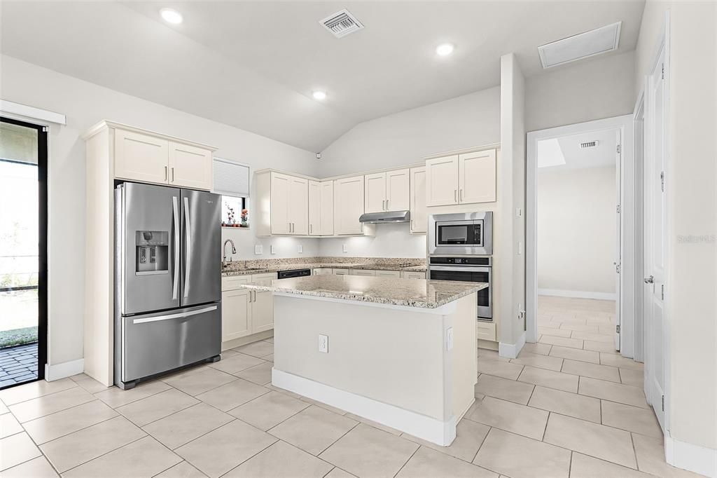 Activo con contrato: $389,900 (4 camas, 2 baños, 1696 Pies cuadrados)