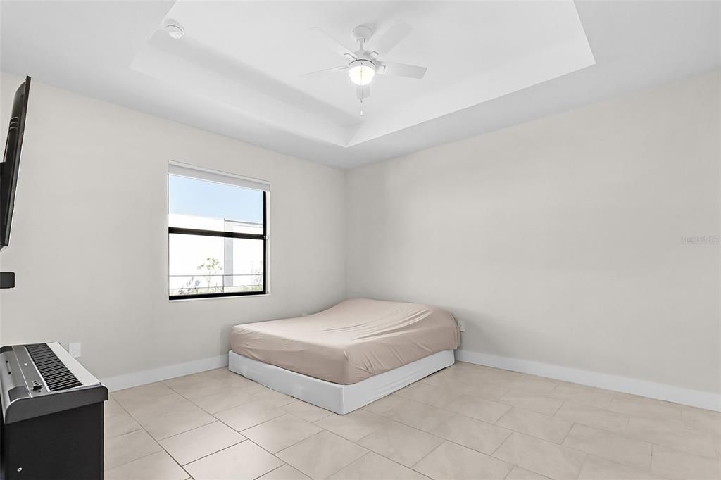 Activo con contrato: $389,900 (4 camas, 2 baños, 1696 Pies cuadrados)
