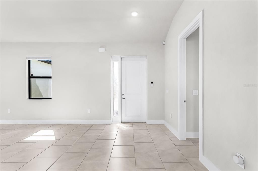 Activo con contrato: $389,900 (4 camas, 2 baños, 1696 Pies cuadrados)