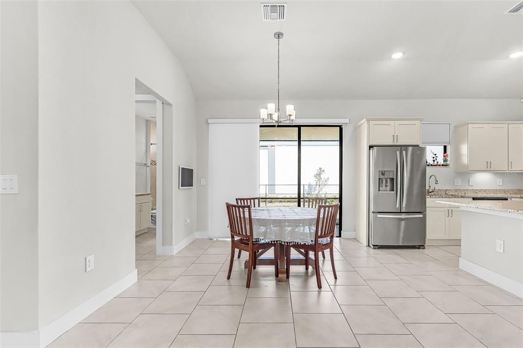 Activo con contrato: $389,900 (4 camas, 2 baños, 1696 Pies cuadrados)