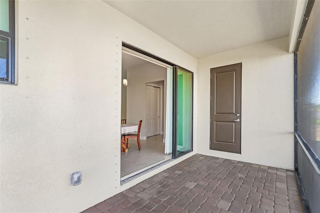 Activo con contrato: $389,900 (4 camas, 2 baños, 1696 Pies cuadrados)
