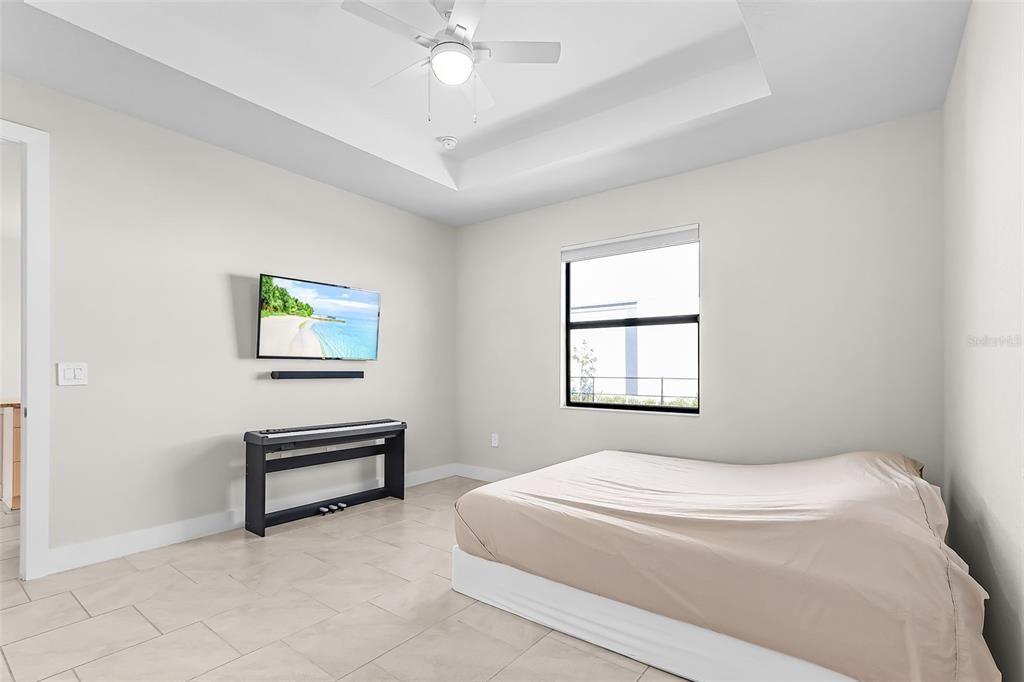 Activo con contrato: $389,900 (4 camas, 2 baños, 1696 Pies cuadrados)