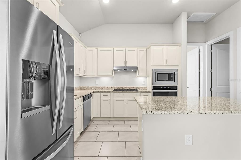 Activo con contrato: $389,900 (4 camas, 2 baños, 1696 Pies cuadrados)