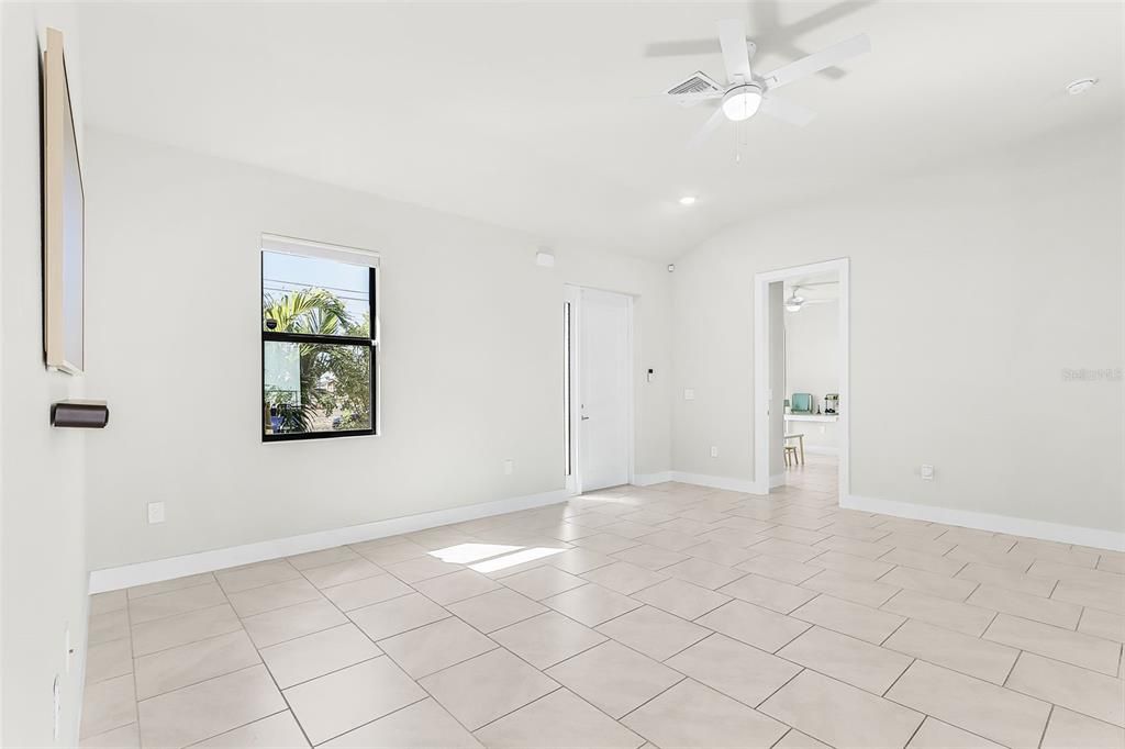 Activo con contrato: $389,900 (4 camas, 2 baños, 1696 Pies cuadrados)