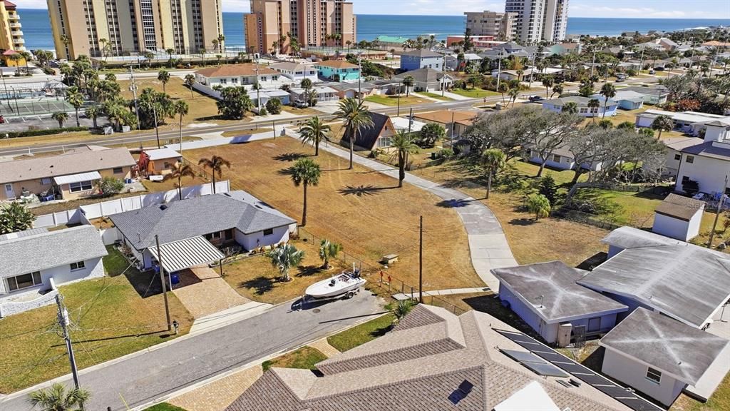 En Venta: $350,000 (0.23 acres)