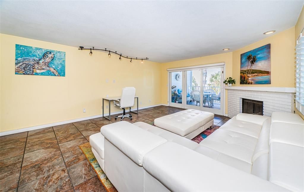 For Sale: $850,000 (2 beds, 3 baths, 1450 Square Feet)