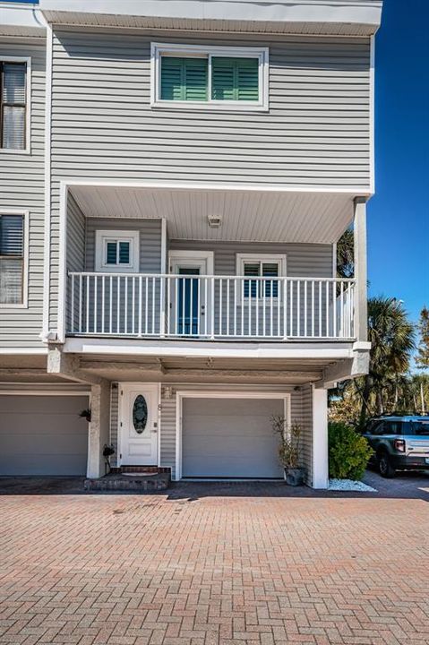 For Sale: $850,000 (2 beds, 3 baths, 1450 Square Feet)