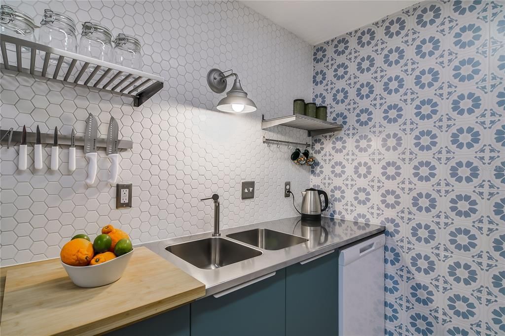 На продажу: $115,000 (2 спален, 2 ванн, 833 Квадратных фут)