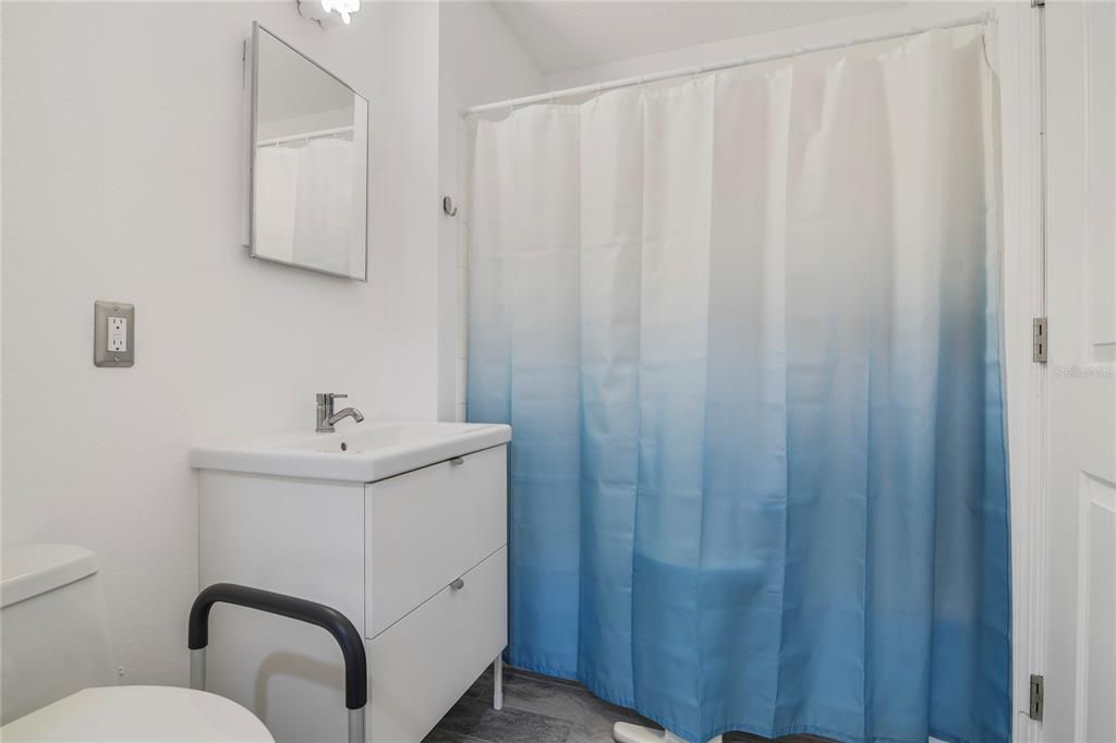 На продажу: $115,000 (2 спален, 2 ванн, 833 Квадратных фут)