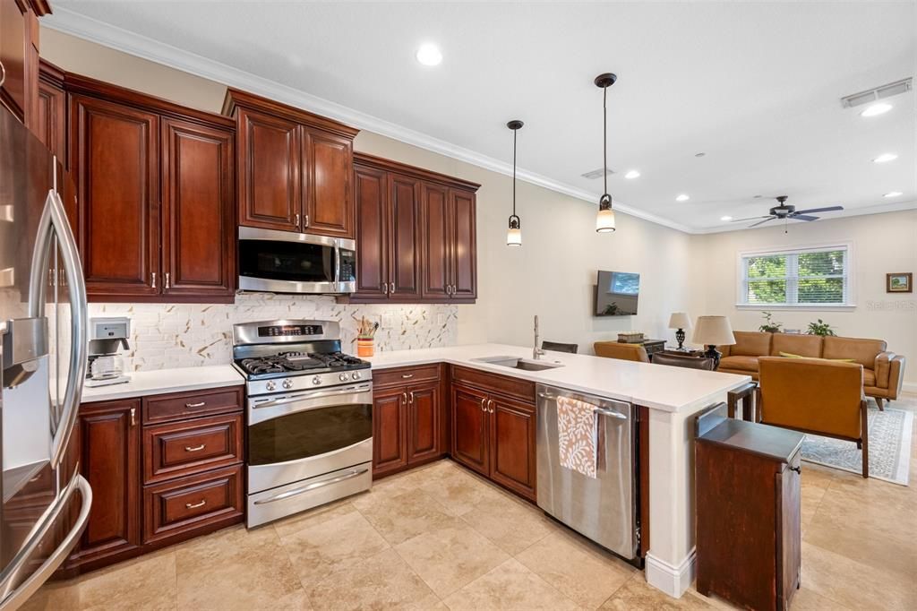 En Venta: $499,900 (3 camas, 2 baños, 2700 Pies cuadrados)