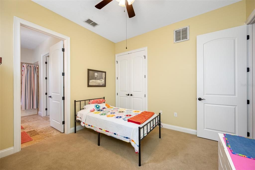 En Venta: $499,900 (3 camas, 2 baños, 2700 Pies cuadrados)
