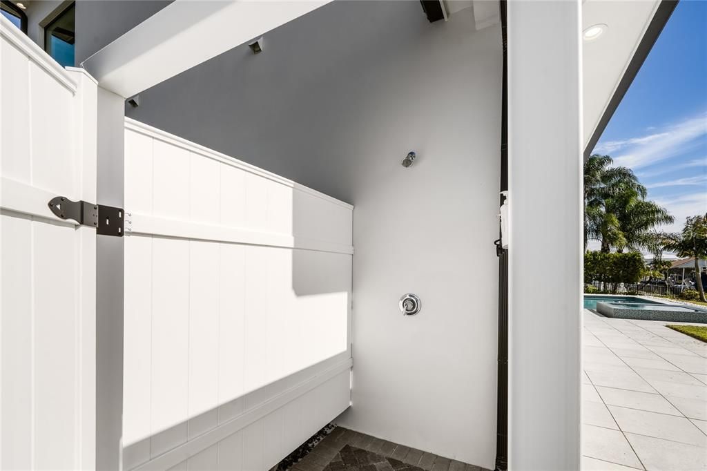 Active With Contract: $4,395,000 (3 beds, 3 baths, 3748 Square Feet)