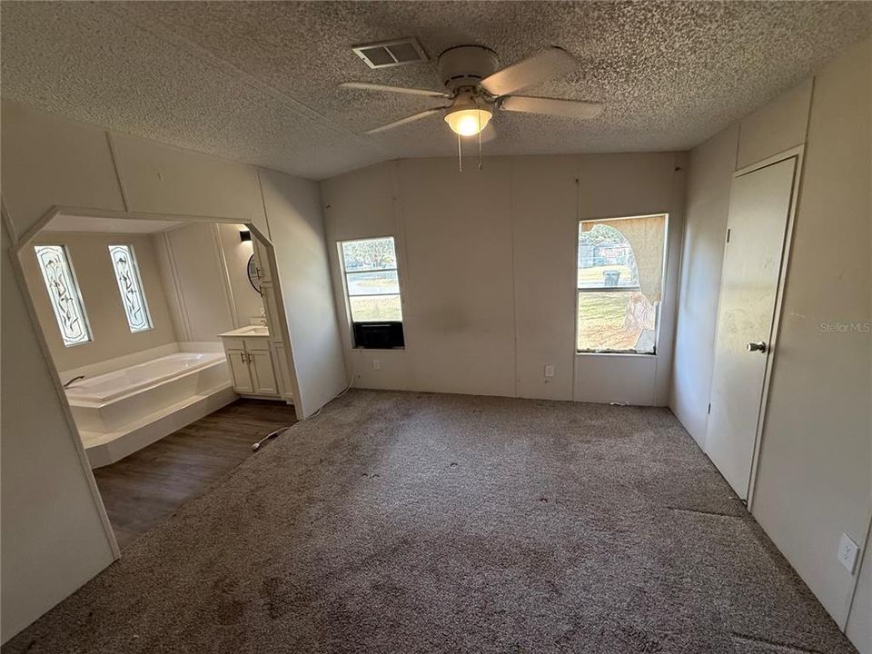 Active With Contract: $175,000 (3 beds, 2 baths, 1728 Square Feet)