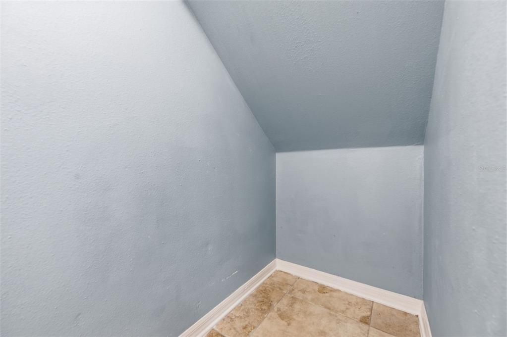 Activo con contrato: $329,000 (4 camas, 3 baños, 2349 Pies cuadrados)