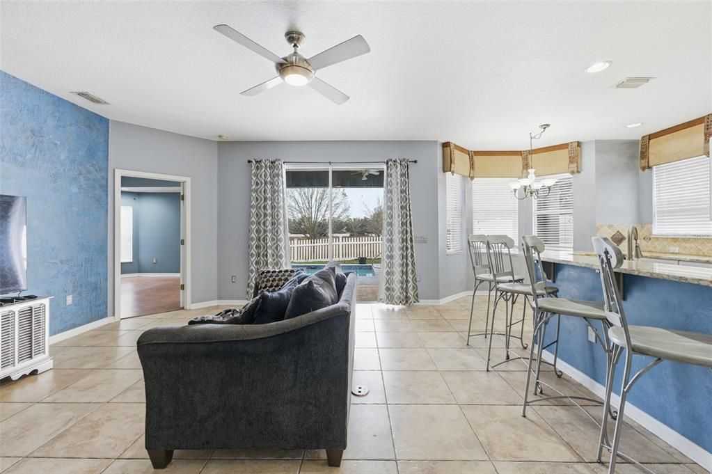 Activo con contrato: $329,000 (4 camas, 3 baños, 2349 Pies cuadrados)