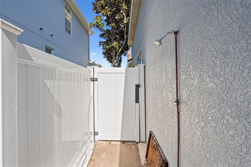 Activo con contrato: $329,000 (4 camas, 3 baños, 2349 Pies cuadrados)