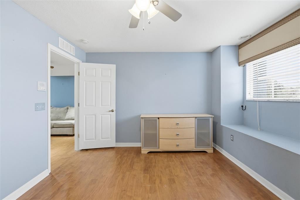 Activo con contrato: $329,000 (4 camas, 3 baños, 2349 Pies cuadrados)