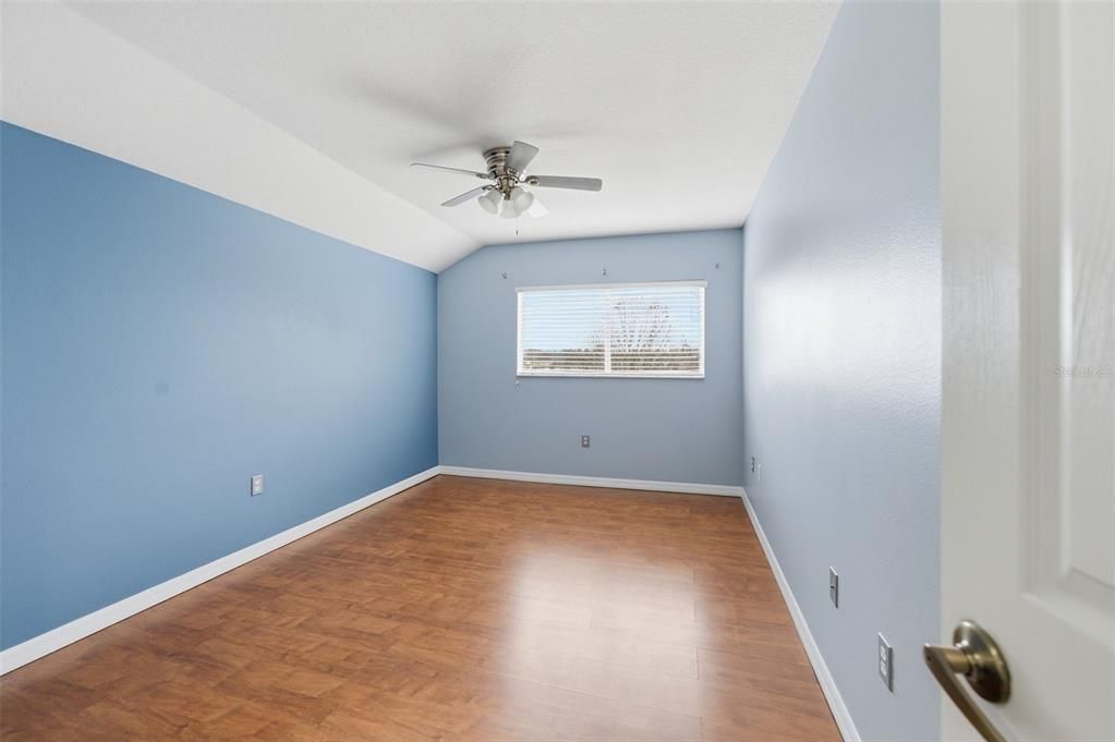 Activo con contrato: $329,000 (4 camas, 3 baños, 2349 Pies cuadrados)
