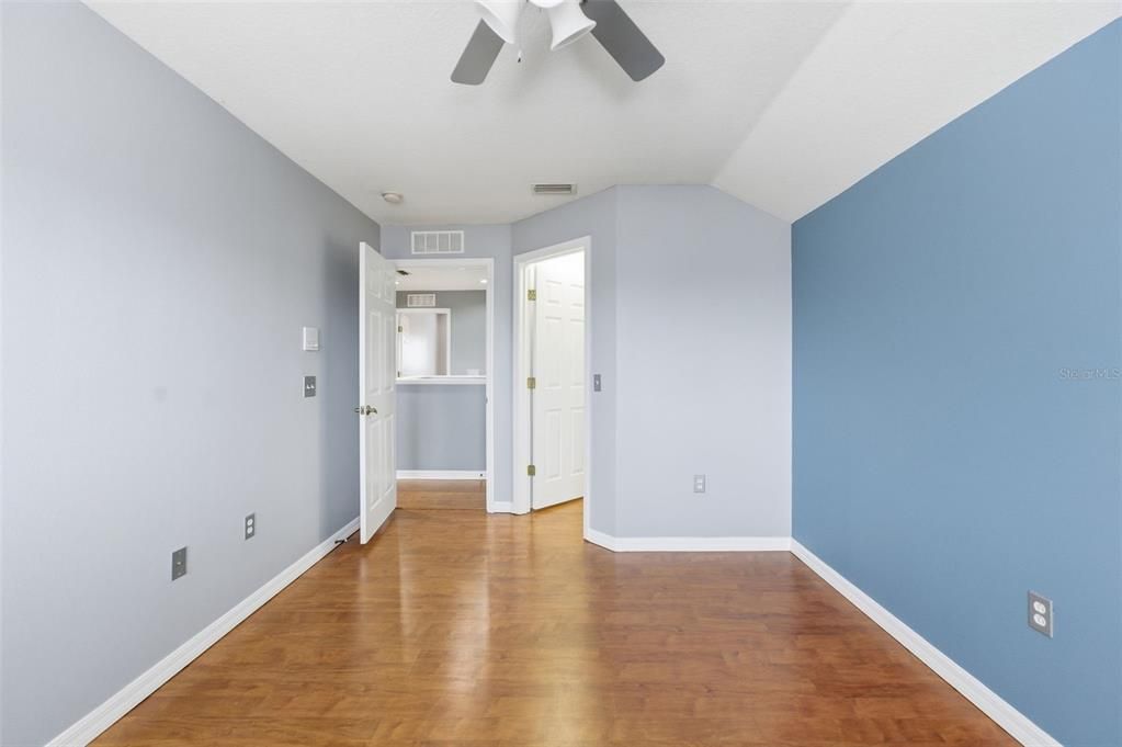 Activo con contrato: $329,000 (4 camas, 3 baños, 2349 Pies cuadrados)