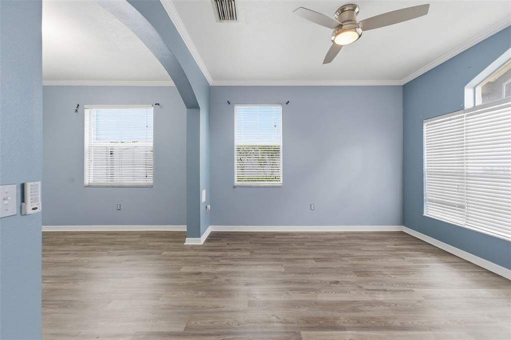 Activo con contrato: $329,000 (4 camas, 3 baños, 2349 Pies cuadrados)