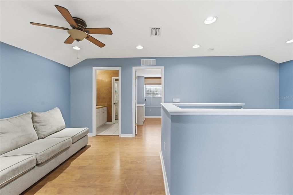 Activo con contrato: $329,000 (4 camas, 3 baños, 2349 Pies cuadrados)