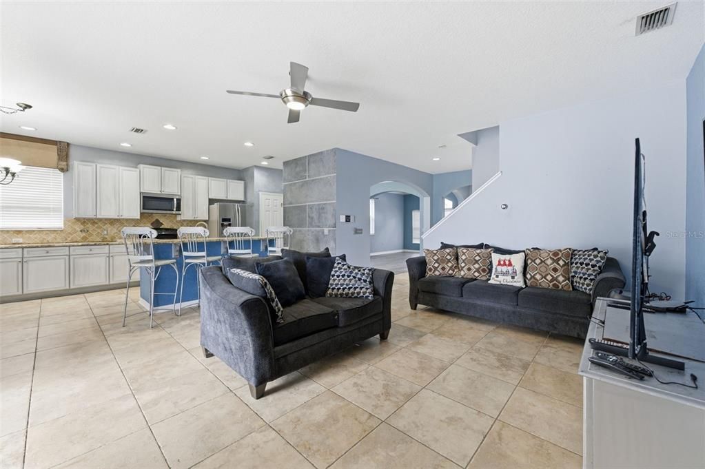 Activo con contrato: $329,000 (4 camas, 3 baños, 2349 Pies cuadrados)