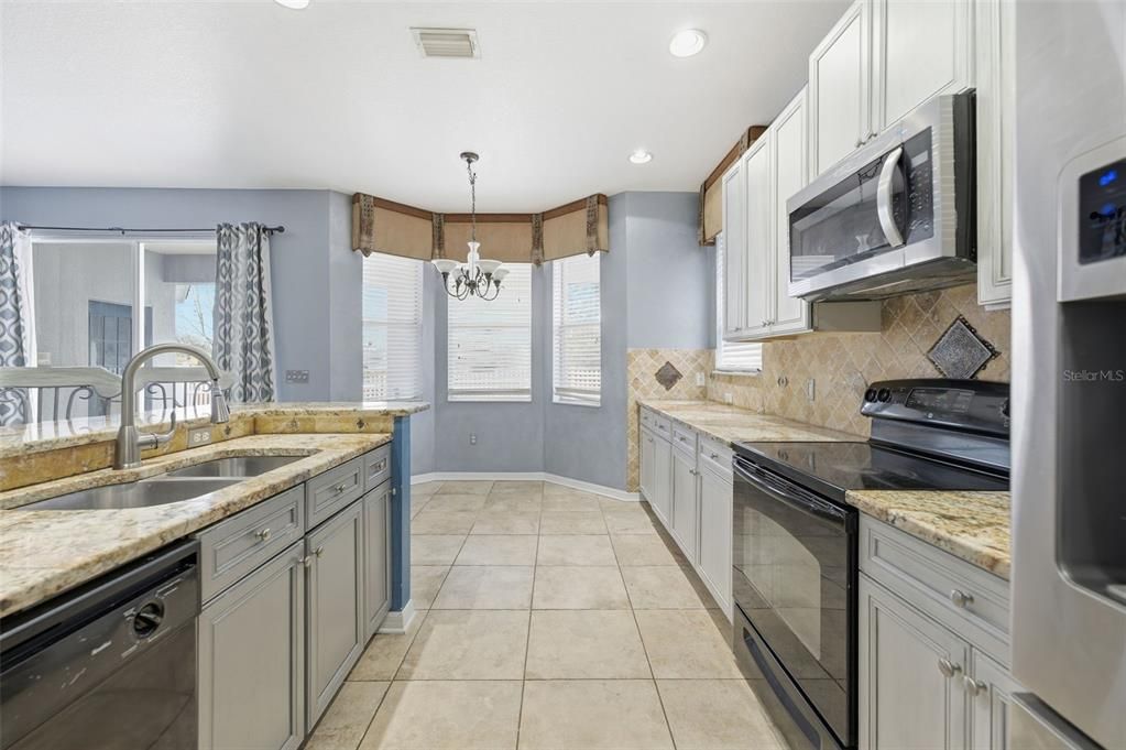 Activo con contrato: $329,000 (4 camas, 3 baños, 2349 Pies cuadrados)
