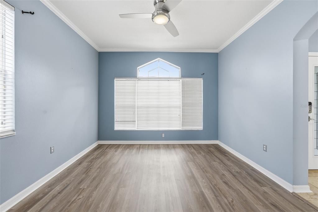 Activo con contrato: $329,000 (4 camas, 3 baños, 2349 Pies cuadrados)
