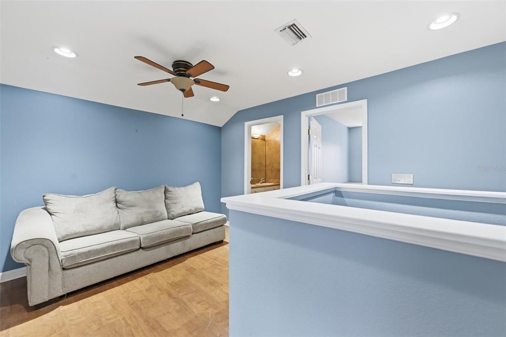 Activo con contrato: $329,000 (4 camas, 3 baños, 2349 Pies cuadrados)