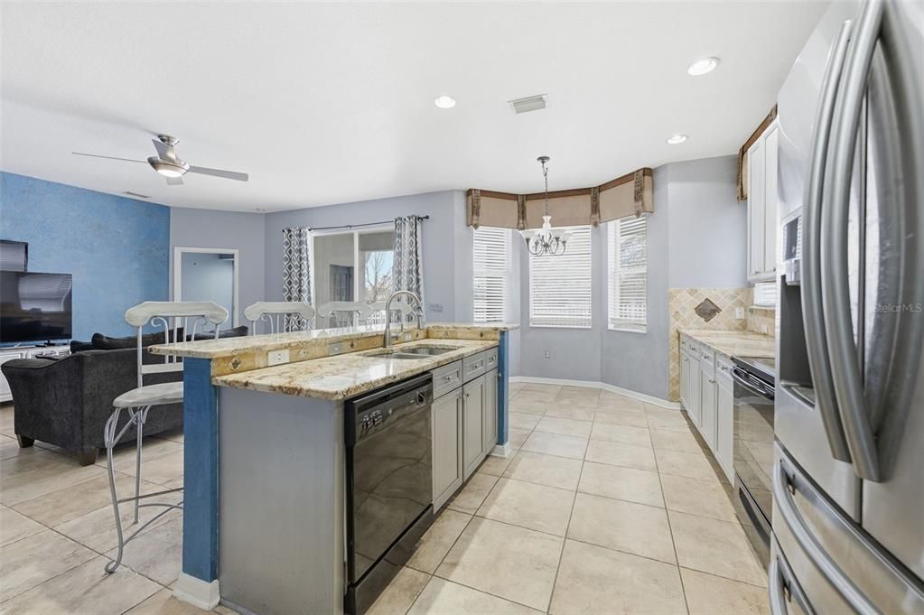 Activo con contrato: $329,000 (4 camas, 3 baños, 2349 Pies cuadrados)
