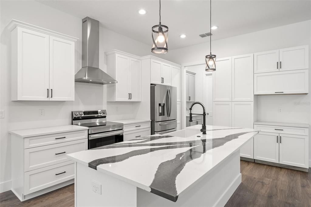 Activo con contrato: $999,500 (4 camas, 2 baños, 2107 Pies cuadrados)