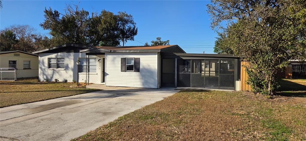 Active With Contract: $245,000 (3 beds, 1 baths, 956 Square Feet)