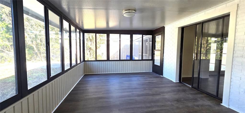 Active With Contract: $245,000 (3 beds, 1 baths, 956 Square Feet)