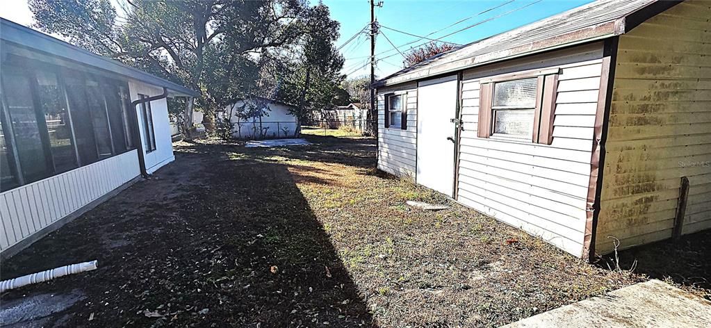 Active With Contract: $245,000 (3 beds, 1 baths, 956 Square Feet)
