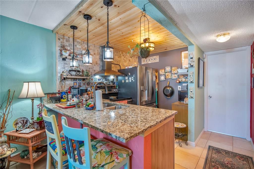 For Sale: $250,000 (1 beds, 1 baths, 608 Square Feet)